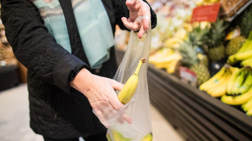Moderne Konsumgewohnheiten haben den Verpackungs-Verbrauch in Deutschland in den vergangenen Jahren immer wieder auf einen Rekordwert getrieben. Die Bundesregierung will nun viele Plastikbeutel in Supermärkten verbieten.