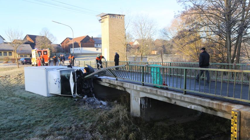 Brückengeländer bohrt sich in Motorraum von Paketwagen: Unfall in der Oberpfalz
