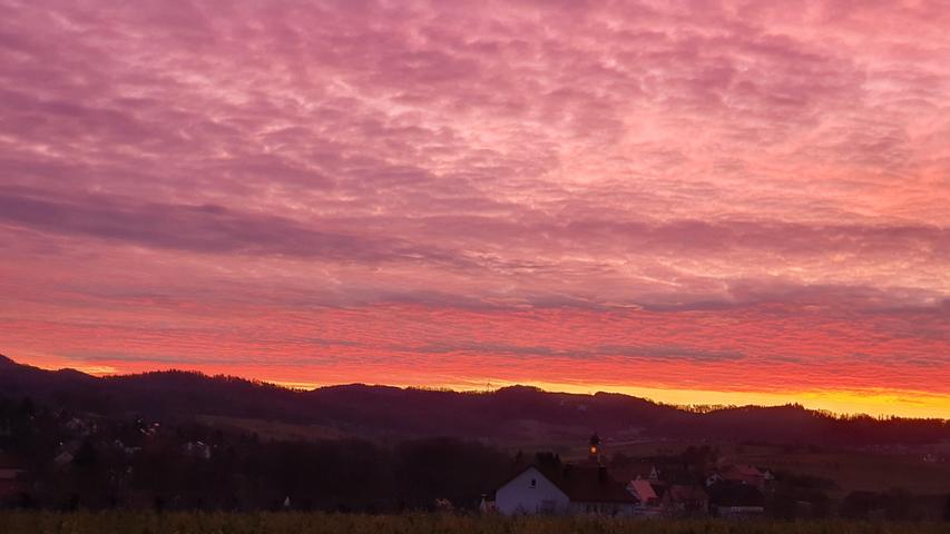 Den Sonnenaufgang über Kunreuth hat Leserin Claudia Schmidt um 7.40 Uhr aufgenommen. Wir sagen: Früh aufstehen lohnt sich - manchmal.