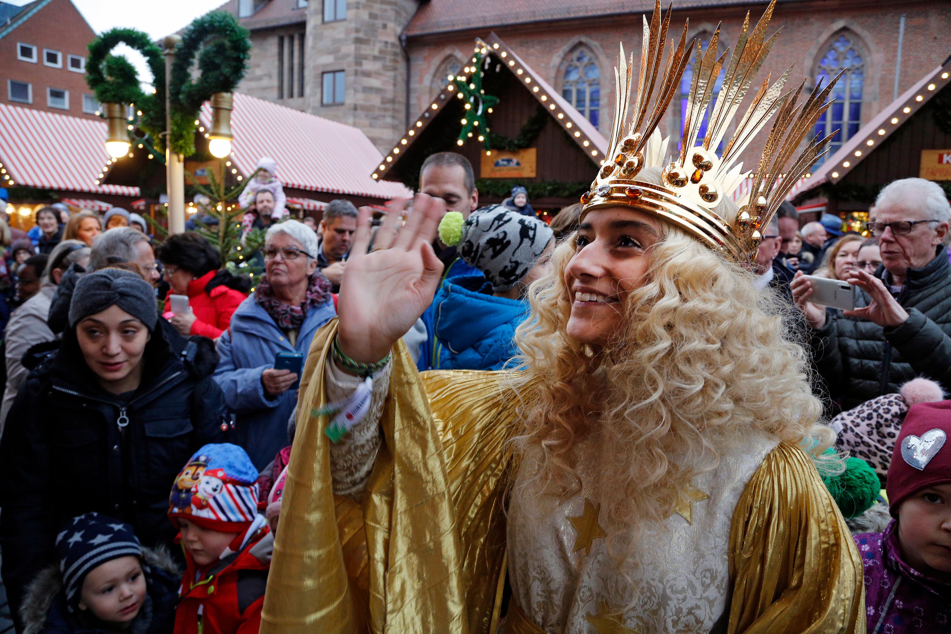 Nürnberger Christkind in Aktion auf dem Hauptmarkt