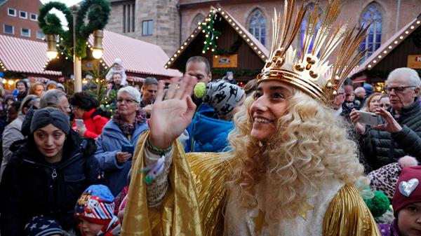Nürnberger Christkind in Aktion auf dem Hauptmarkt