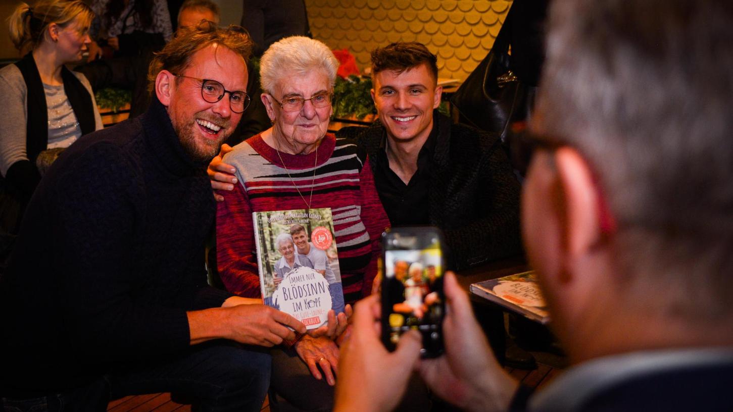 Oma Lisbeth und Enkel Christian (rechts) waren ein beliebtes Fotomotiv für Fans und Freunde bei der Vorstellung ihres Kochbuchs bei Mondo Eatery in der Königstraße. Im Internet ist das herzliche Duo aus Franken ein Renner.