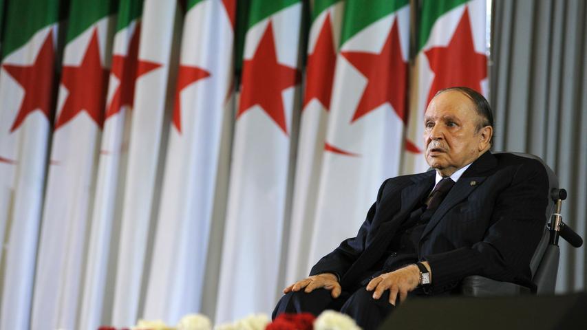 Algeriens Präsident Abdelaziz Bouteflika regierte das Land seit 1999 und wollte es eigentlich auch über 2019 hinaus tun, obwohl er schwer krank war. Das löste Massenproteste aus, auch das Militär distanzierte sich von ihm. Er verzichtete deshalb auf eine neue Kandidatur, als Nachfolger wurde im Dezember Abdelmadjid Tebboune gewählt.