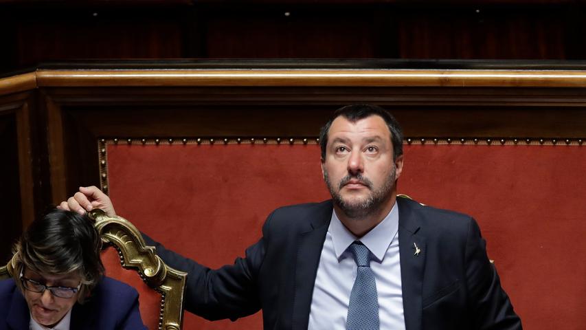 Eigentlich wollte der frühere italienische Innenminister Matteo Salvini Neuwahlen provozieren, weil die Umfragewerte seiner Lega Nord so glänzend waren. Nachdem er deshalb die Koalition mit der Fünf-Sterne-Bewegung hatte platzen lassen, einigte die sich mit den Sozialdemokraten auf eine Zusammenarbeit. Salvini fand sich in der Opposition wieder.