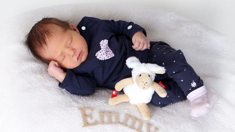 Die kleine Emmy erblickte am 14. Dezember im St. Theresien-Krankenhaus das Licht der Welt. Sie wog dabei 3110 Gramm bei einer Körpergröße von 54 Zentimetern.