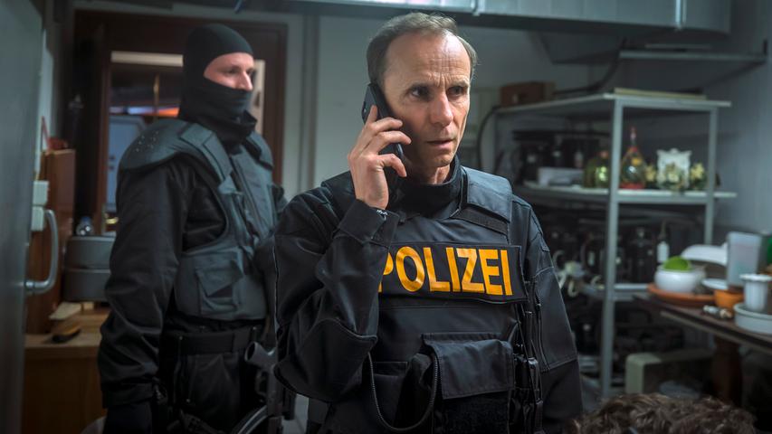 Autor und Regisseur Jan Georg Schütte ist nicht nur hinter der Kamera aktiv. Er schlüpft ebenfalls in eine Rolle und verkörpert den SEK-Einsatzleiter.