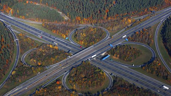 Richtig ernst wird es beim schon 2019 begonnenen Ausbau des Autobahnkreuzes Nürnberg-Ost, dem Schnittpunkt von A6 und A9 zwischen Feucht, Altenfurt und Fischbach. 2021 und 2022 sind hier die größten Einschränkungen während der Bauzeit zu erwarten. Auf 2,5 Kilometern Länge wird die Hauptfahrbahn in Richtung München ausgebaut.