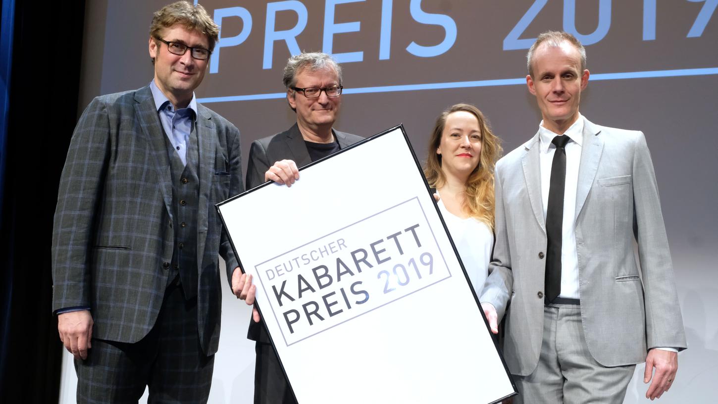 Desimo Frank (l.), Lisa Catena und Max Uthoff (r.) wurden am Sonntag in Nürnberg mit dem Kabarettpreis ausgezeichnet. Kollege Frank Lüdecke führte durch das Programm.