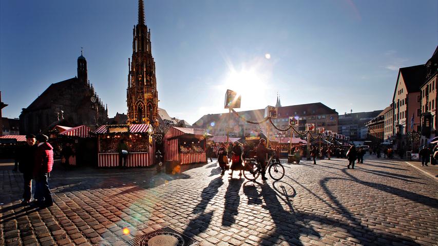 Ob am Abend im Dunkel oder am Tag im hellichten Sonnenschein, der Nürnberger Christkindlesmarkt gab zu jeder Tages- und Nachtzeit ein wunderschönes Bild ab.