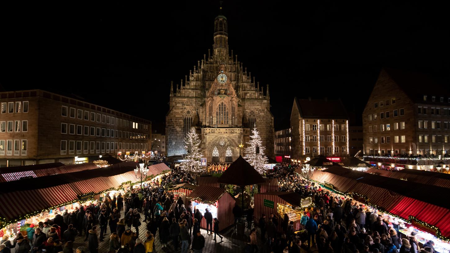  Bayern, Nürnberg: Blick über den Nürnberger Christkindlesmarkt 2019 nach der Eröffnung durch das Nürnberger Christkind.