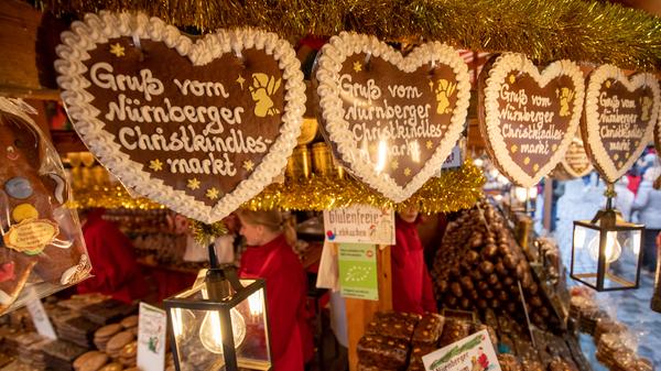 Viele der Besucher gingen mit Lebkuchenherzen oder gebrannten Mandeln nach Hause oder holten sich einen Glühwein oder Drei im Weggla. Auch der Gaumen konnte sich über die Weihnachtszeit freuen.