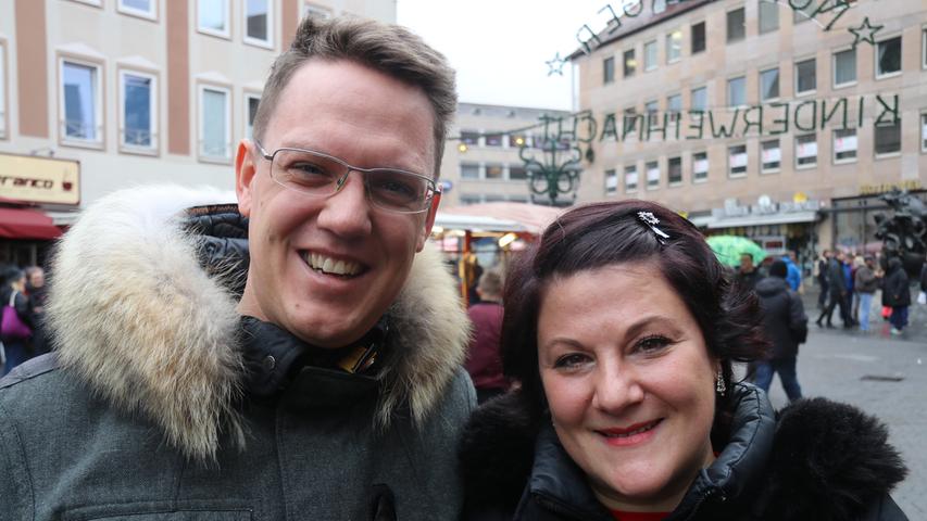 Anna (38) und Emanuel (34) haben am Montag nur noch Lebensmittel gekauft. Ihre Geschenke haben Sie bereits am Sonntag auf dem Christkindlesmarkt gekauft.