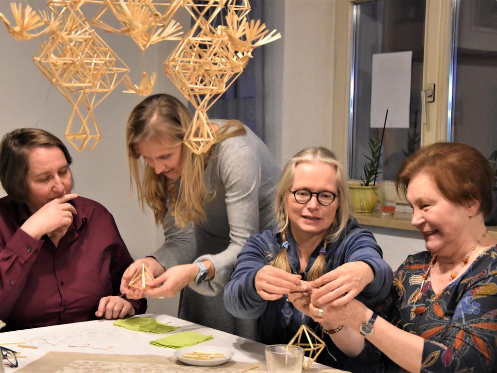 Kunstvolles Basteln mit Stroh — ein Beispiel dafür ist das an der Decke hängende „Mobile“ — ist lettische Tradition und wurde nach dem Essen gleich ausprobiert. Kunstvolles Basteln mit Stroh — ein Beispiel dafür ist das an der Decke hängende „Mobile“ — ist lettische Tradition und wurde nach dem Essen gleich ausprobiert.