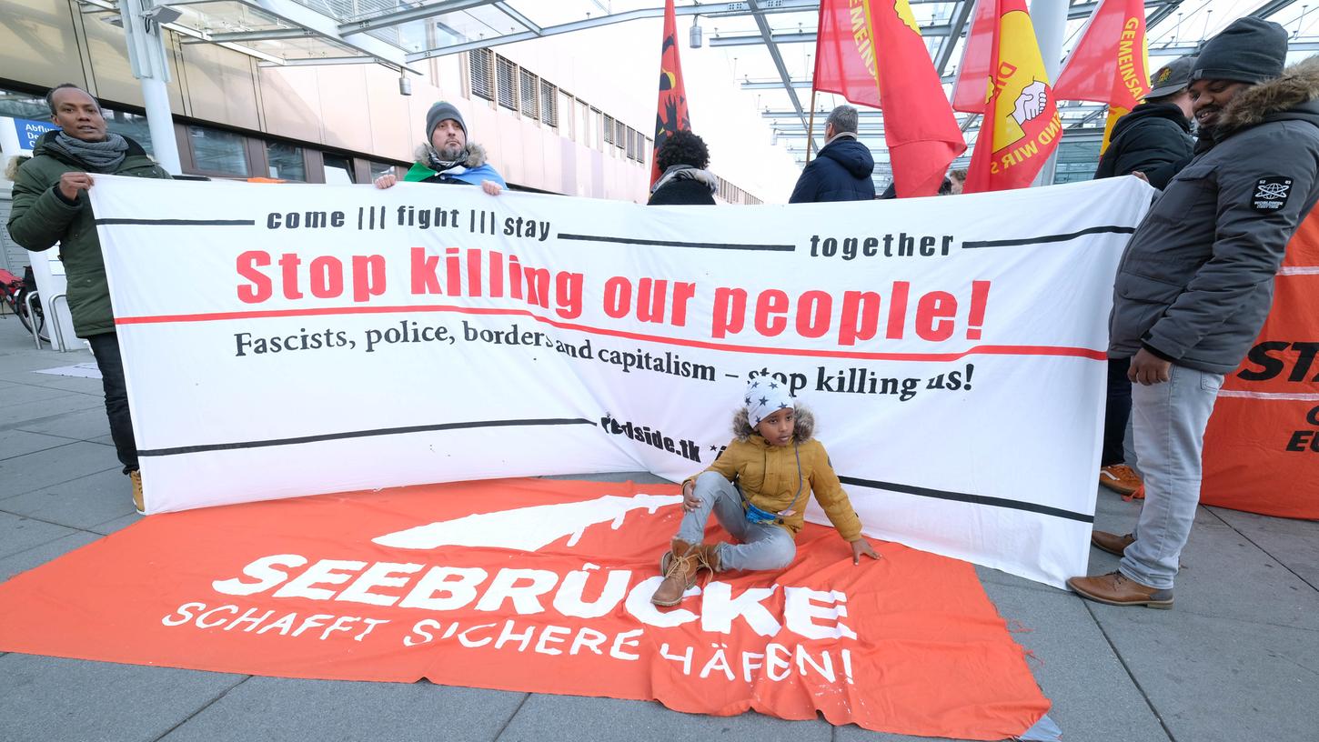 Die Mitglieder der Nürnberger Seebrücke demonstrierten bereits am Nürnberger Airport gegen Abschiebeflüge der bayerischen Regierung.