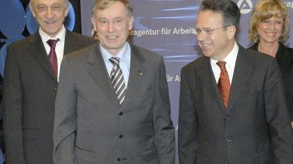 Hoher Besuch in der BA: Vorstand Heinrich Alt, Vorstands-Chef Frank-Jürgen Weise und Staatssekretärin Dagmar Wöhrl (von links) mit Horst Köhler. Hoher Besuch in der BA: Vorstand Heinrich Alt, Vorstands-Chef Frank-Jürgen Weise und Staatssekretärin Dagmar Wöhrl (von links) mit Horst Köhler.