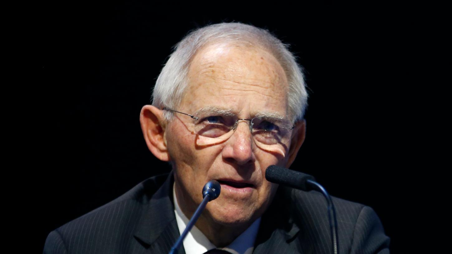 Wolfgang Schäuble fragt sich, ob die Verantwortlichen über eine Verkürzung der Sommerferien nachdenken würden.