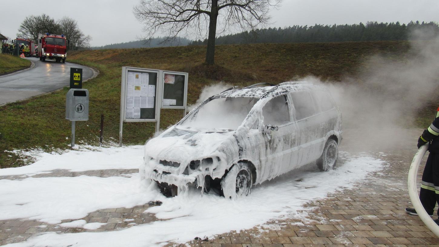 Pkw brennt in Utzenhofen komplett aus Pkw brennt in Utzenhofen komplett aus