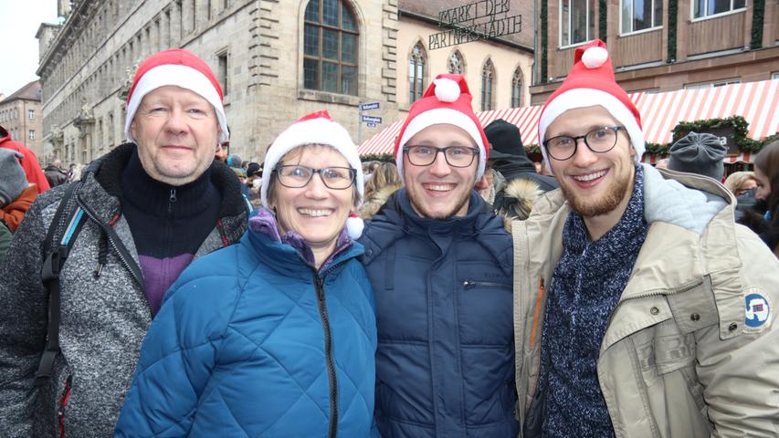 Obwohl Dieter, Sylvia, Max und Florian aus Fürth kommen, statten sie traditionell jedes Jahr am Heiligabend dem Nürnberger Christkindlesmarkt einen Besuch ab. Die Menschenmassen stören sie dabei nicht. "Wir mögen die ganzen Besucher und den Trubel", schwärmen sie.