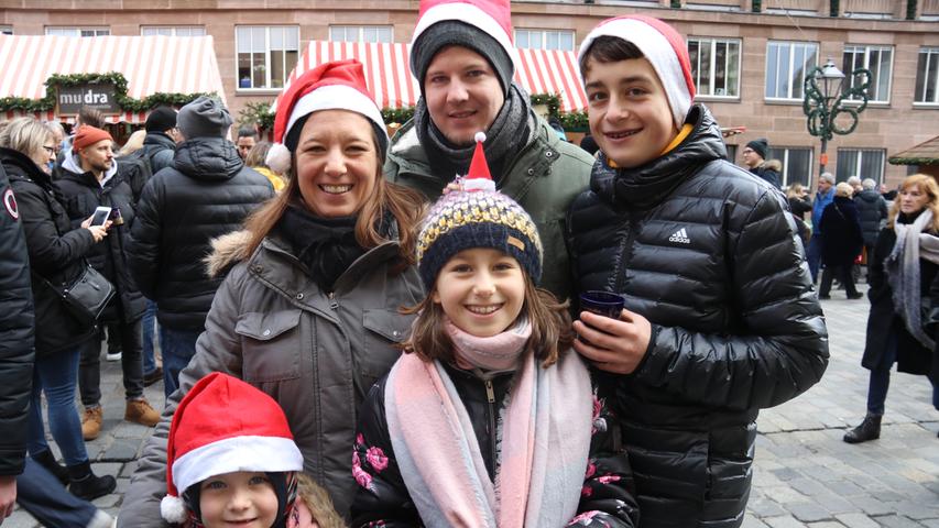 Conny und Marco sind mit ihren Kindern Jonas, Sophie und Lea aus Fürth zum Christkindlesmarkt nach Nürnberg gekommen. "Der Nürnberger Christkindlesmarkt ist einfach einzigartig, hier in der Altstadt. Wobei der Fürther Weihnachtsmarkt natürlich auch schön ist." Sie besuchen jedes Jahr am Heiligabend den Christkindlesmarkt. "In der Regel ist da nicht so viel los!", berichtet Conny.