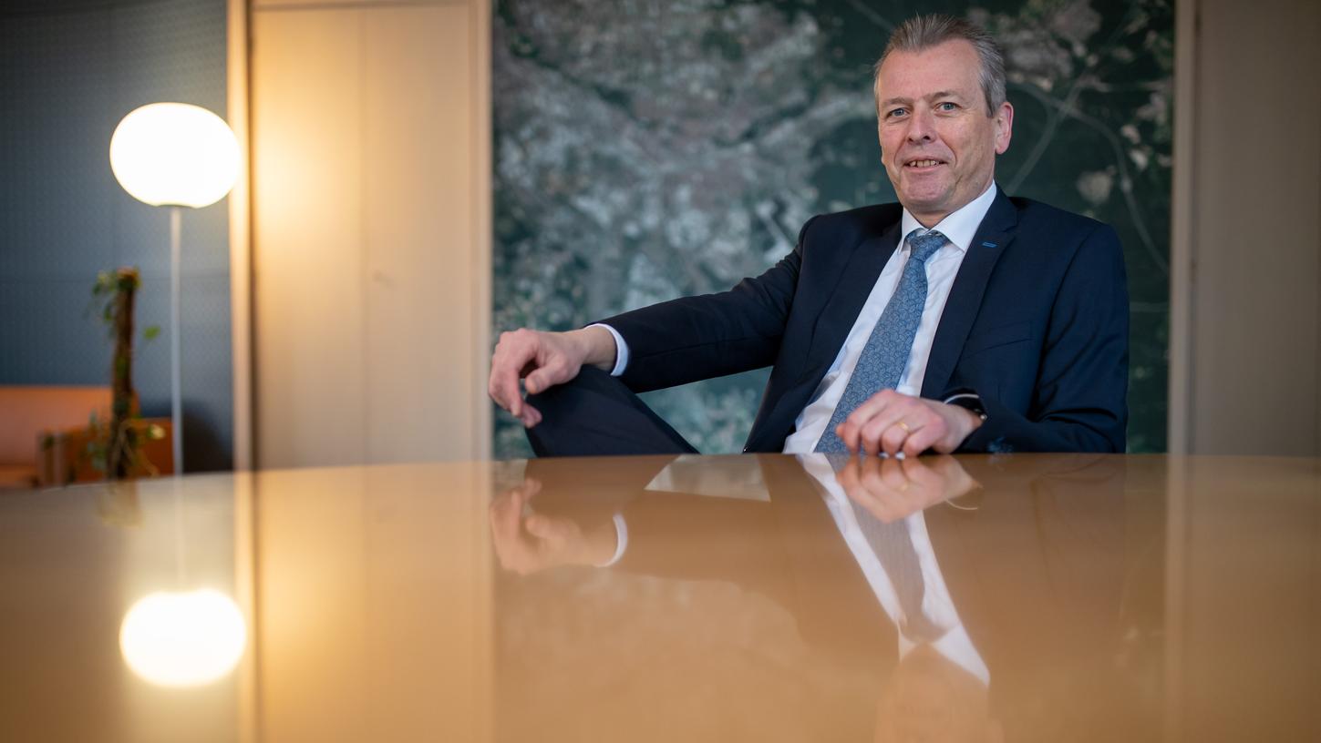 Ulrich Maly (SPD), Oberbürgermeister der Stadt Nürnberg, aufgenommen während eines Pressegesprächs in seinem Büro im Rathaus.