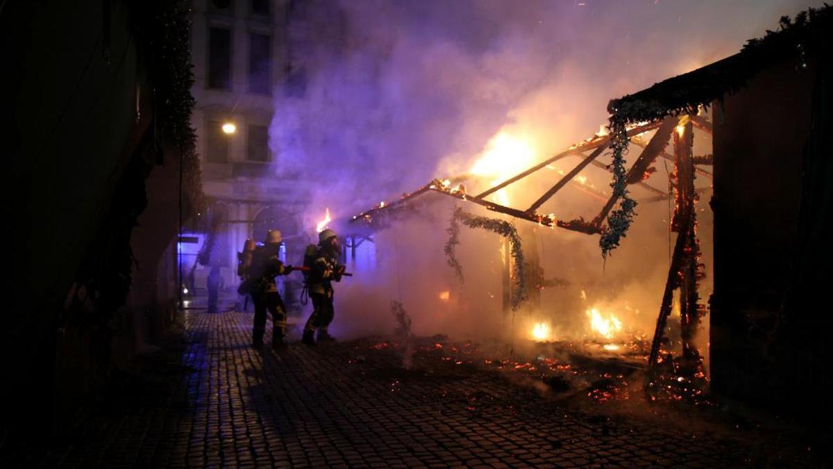 In der Nacht auf Donnerstag brach auf dem Augsburger Christkindlesmarkt ein Feuer aus.