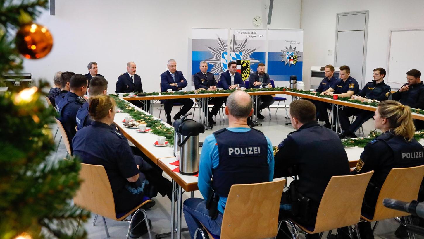 Joachim Herrmann besucht Erlanger Polizei