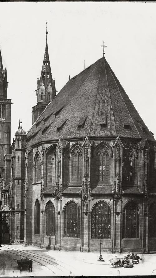 Der Ostchor der Lorenzkirche erstrahlt um 1900 in seiner ganzen Pracht.