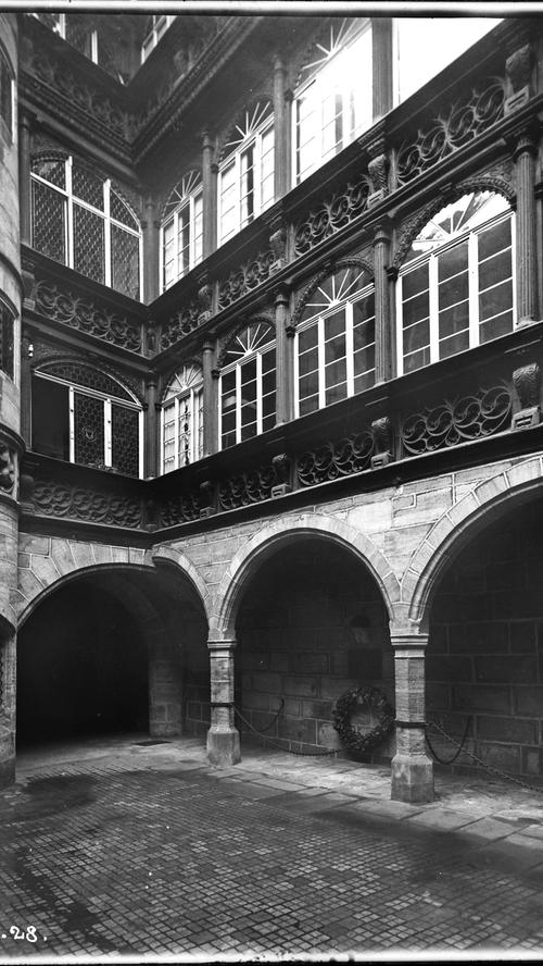 Der schmuckvolle Hof in der Tucherstraße 21 wurde hier 1928 fotografisch festgehalten.