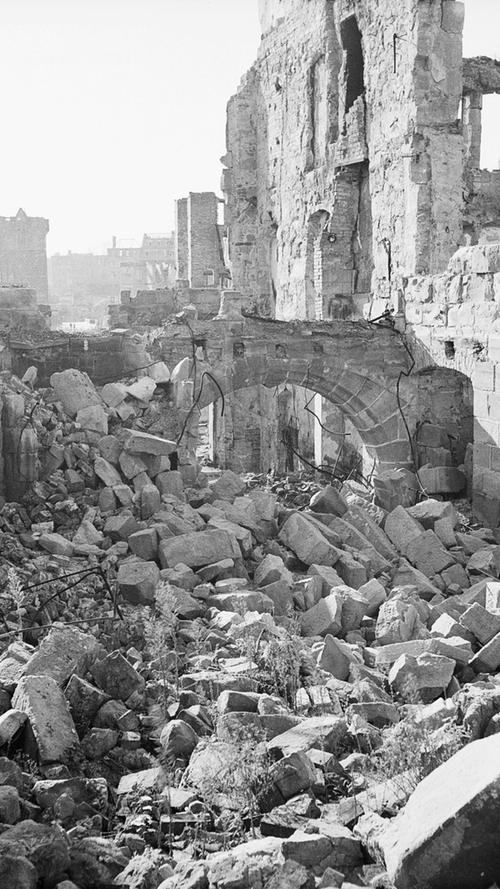 Nach den Bombenangriffen ist das Gebäude nicht mehr wiederzuerkennen. Der Innenhof wurde komplett zerstört, wie das Foto aus dem Jahr 1946 zeigt.