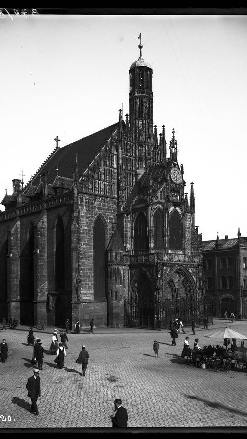 Die Frauenkirche im gotischen Stil ziert den Hauptmarkt seit 1358. Auf dem Foto aus dem Jahr 1920 sieht man das Treiben auf dem Hauptmarkt.