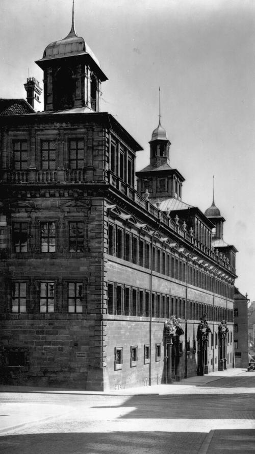 Dieses Foto aus dem Jahr 1935 zeigt die leergefegten Straßen und den Wolff'schen Bau des Nürnberger Rathauses.