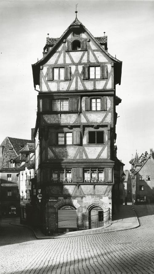 Das Grolandhaus am Paniersplatz im Jahr 1930.