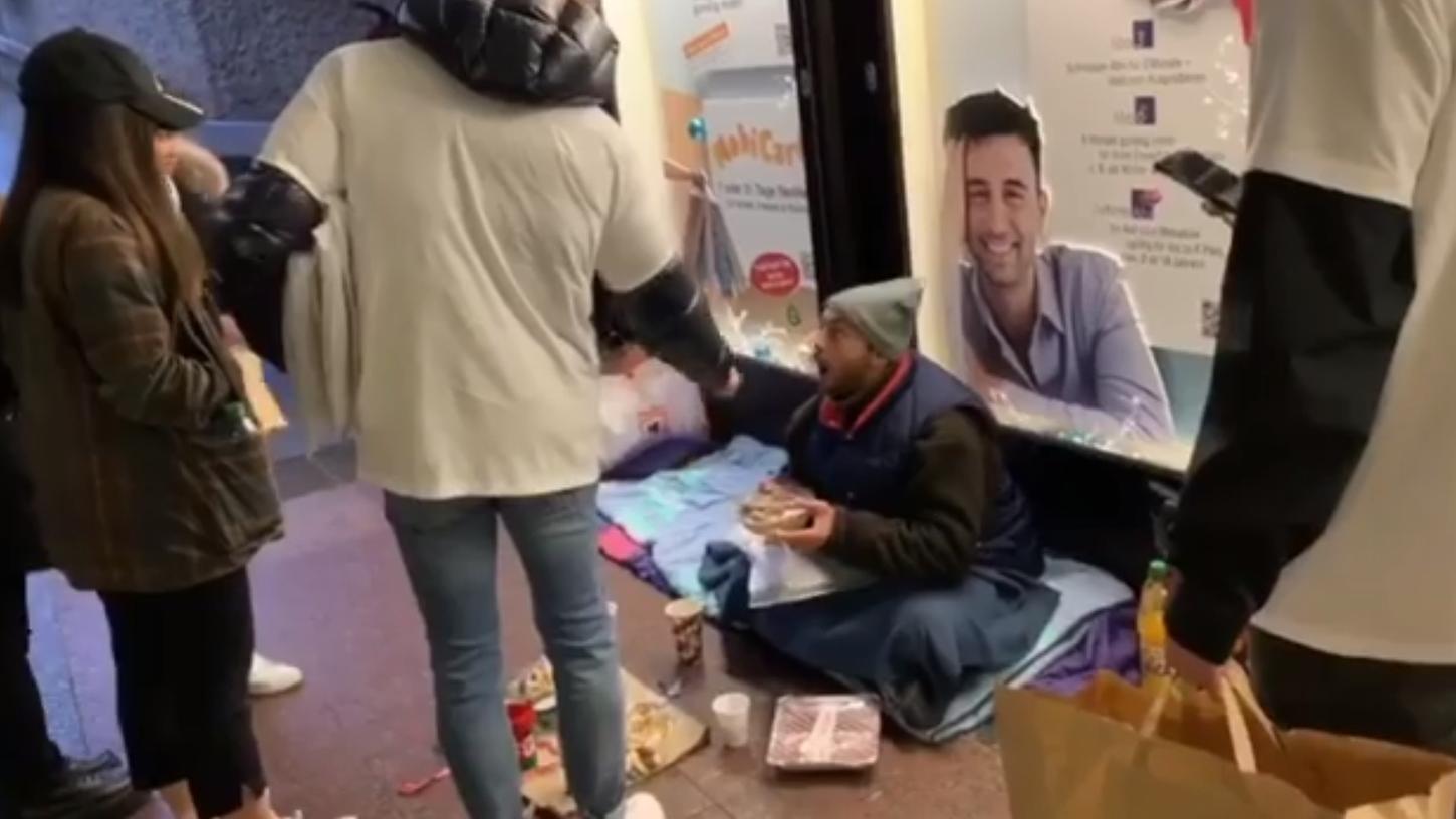 Obdachlos an Weihnachten: Nürnberger Restaurant verteilt Essen Obdachlos an Weihnachten: Nürnberger Restaurant verteilt Essen