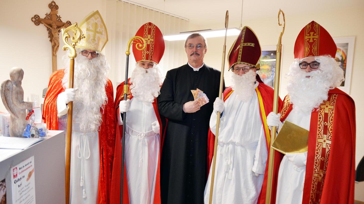 Pfarrer Martin Fuchs freut sich über den reichen Spendensegen für die Bischöfe.