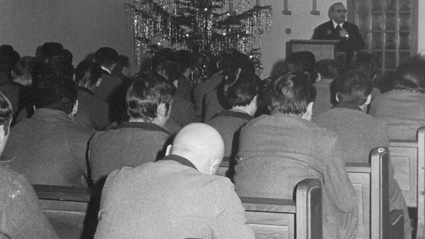 Zahlreiche Häftlinge versammelten sich in der Anstaltskapelle beim Gottesdienst und hörten der Predigt des Geistlichen zu.Hier geht es zum Artikel vom 27. Dezember 1969: Fest im braunen Drillich