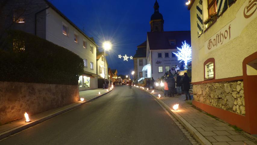 Tausende Lichter und eine Premiere bei der Prozession in Gößweinstein