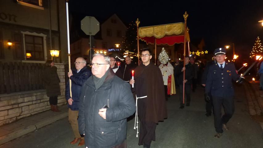 Tausende Lichter und eine Premiere bei der Prozession in Gößweinstein