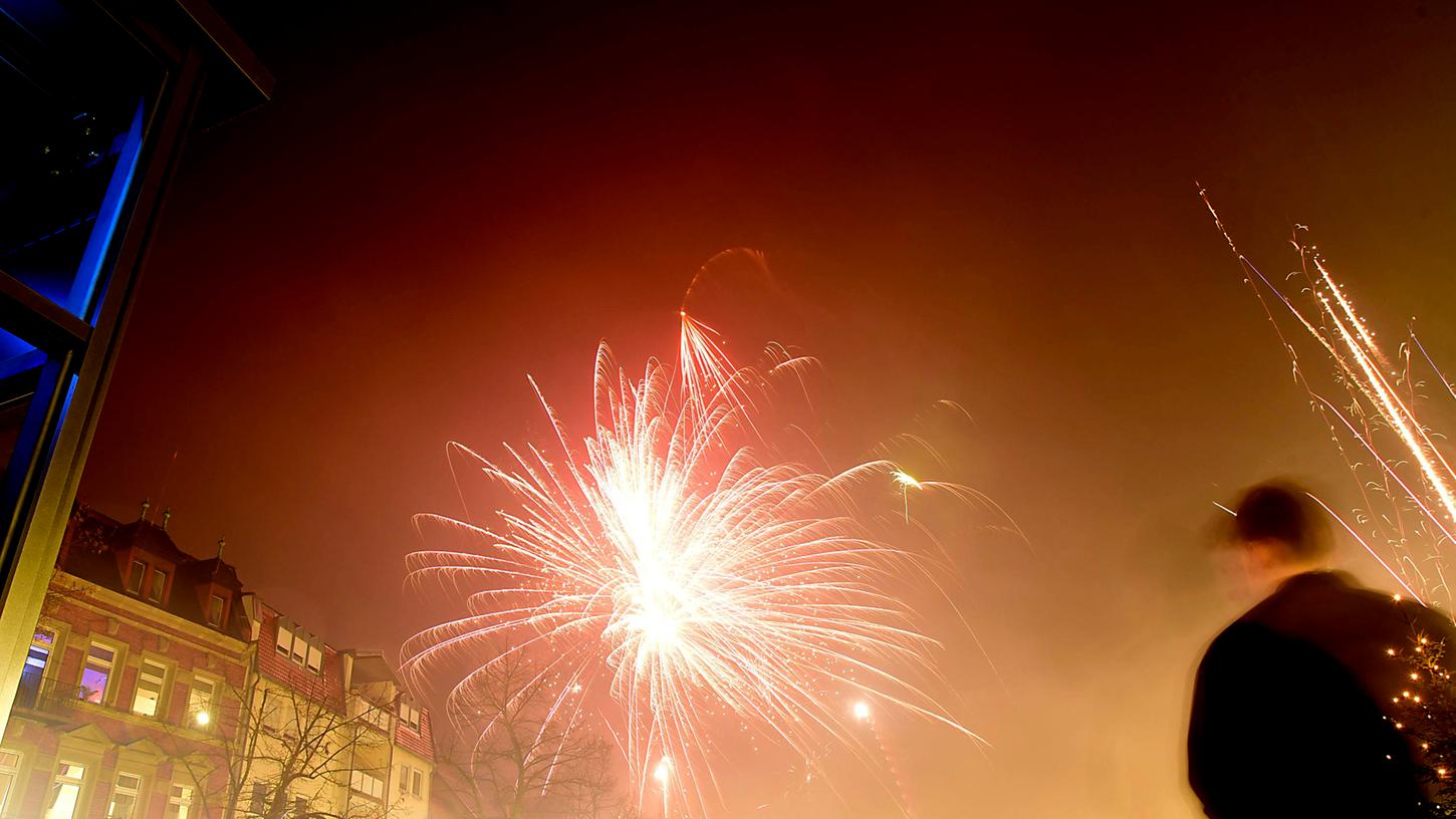 Für die Mehrheit gehört das Feuerwerk einfach dazu, viele stören sich aber auch am Krach oder am Preis. Für die Mehrheit gehört das Feuerwerk einfach dazu, viele stören sich aber auch am Krach oder am Preis.
