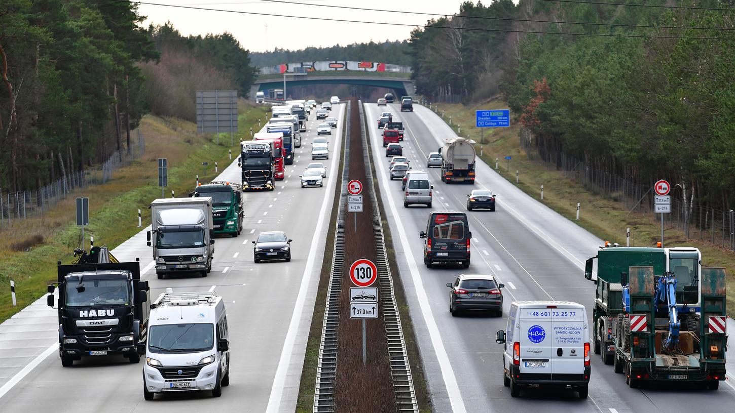 Der Autoverband VDA lehnt ein generelles Tempolimit auf deutschen Autobahnen ab und fordert die "Ladeinfrastruktur für die Elektromobilität flächendeckend auszubauen".