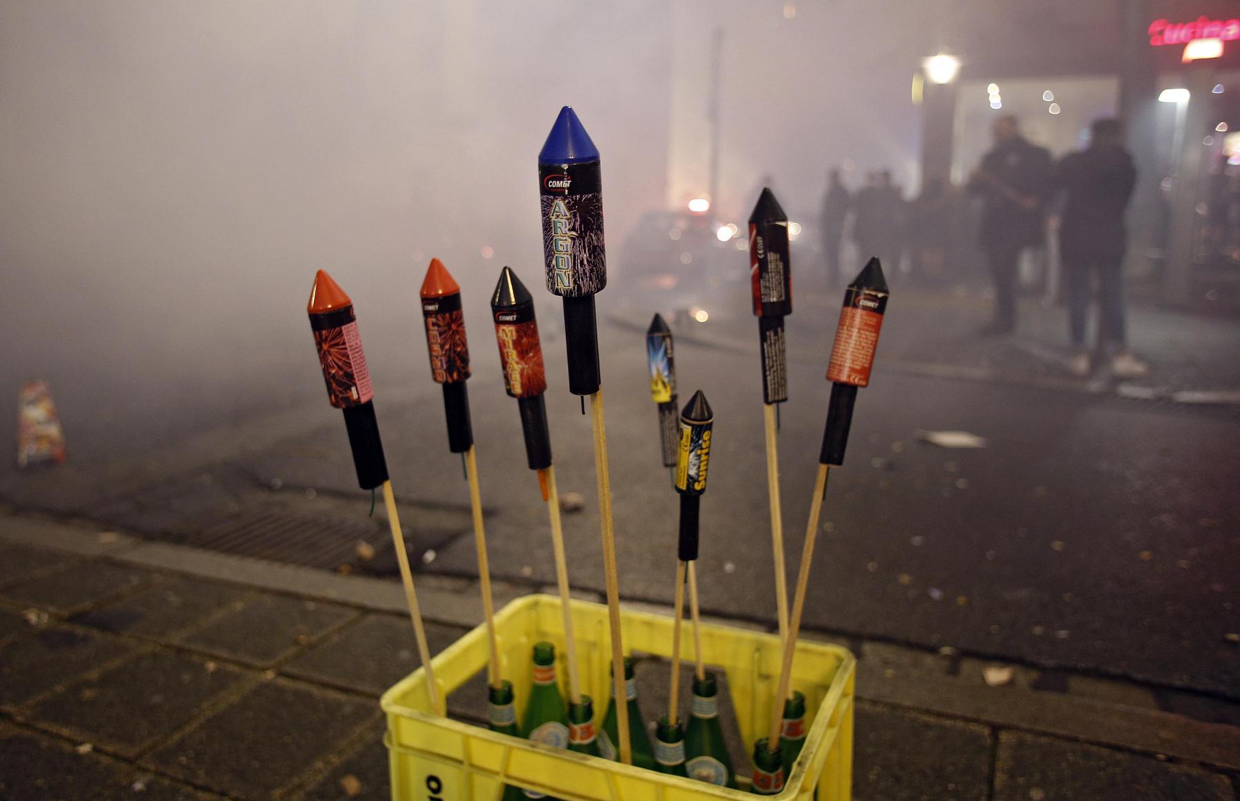 Trotz Debatten: Fast alle Discounter bieten Feuerwerkskörper an