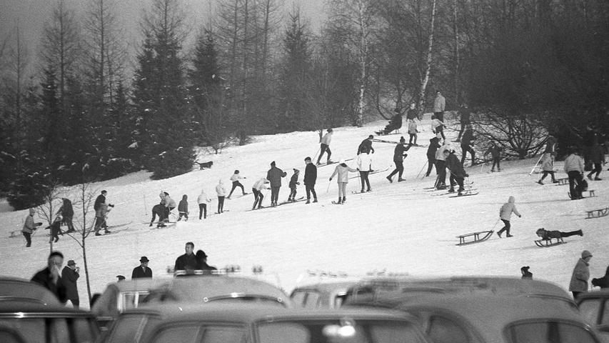 Lange Autokolonnen rollten vor den Volkspark Marienberg und entluden Skifahrer und Radler. Hier geht es zum Artikel vom 28. Dezember 1969: Hochbetrieb auf allen Hängen