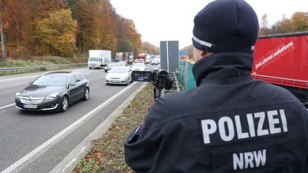 Macht jemand "eine Bildaufnahme, die in grob anstößiger Weise eine verstorbene Person zur Schau stellt", drohen künftig bis zu zwei Jahre Gefängnis. Das teilt der Automobilclub von Deutschland (AvD) mit. Bereits am 13. November 2019 hat das Bundeskabinett eine "Anpassung des Strafrechts mit schärferem Vorgehen gegen Gaffer und Schaulustige beschlossen. Das Verbot der Weitergabe von Fotos und Videos über soziale Netzwerke soll den Persönlichkeitsschutz bei Bildaufnahmen ausweiten", so der AvD. Nach Zustimmung des Bundestages soll das Gesetz noch im Jahresverlauf 2020 in Kraft treten.