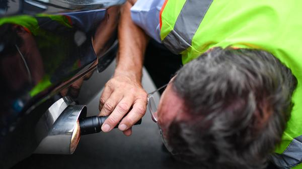 Ab Beginn des neuen Jahres gelten für neue Pkw-Typen strengere Abgasgrenzwerte im Verkehr. Alle erstmals auf den Markt gebrachten Modelle dürfen dann im RDE-Straßentest laut Verband der Automobilindustrie (VDA) nur noch das 1,5-fache des Laborgrenzwertes für Stickoxide ausstoßen. Maximal sind dann 120 Milligramm pro Kilometer erlaubt, bislang waren es 160 Milligramm. Auch Motorradfahrer müssen für die Saison 2020 mit Änderungen rechnen. Ab dem 1. Januar gilt für alle neuen Typen die Abgasnorm Euro 5, ab 2021 ist sie für alle neu zugelassenen Maschinen Pflicht. Zu den wichtigsten Verschärfungen zählen laut der Sachverständigenorganisation KÜS neue Grenzwerte für Kohlenmonoxid und Stickoxide. Eine zweite Stufe der Euro-5-Norm soll 2024 in Kraft treten. Ausgenommen von den Änderungen sind bereits zugelassene Motorräder.