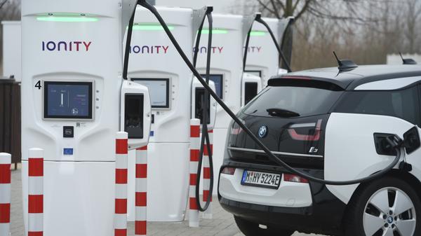 Seit Juli 2016 subventionieren Bund und Hersteller die meisten Elektroautos sowie Pkw mit Brennstoffzelle mit insgesamt 4000 Euro, Plug-in-Hybride werden laut ADAC mit 3000 Euro gefördert. Die Prämie, die es sowohl beim Kauf als auch beim Leasing gibt, soll bis 2025 verlängert werden – so wurde es beim Autogipfel im November 2019 beschlossen. Auch mehr Geld soll es geben: Für rein elektrische Autos unterhalb eines Listenpreises von 40.000 Euro klettert der Zuschuss laut einer Aufstellung des ADAC von derzeit 4000 auf 6000 Euro. Für Autos mit einem Listenpreis über 40.000 Euro steigt die Prämie auf 5000 Euro. Für Plug-in-Hybride soll der Zuschuss ebenfalls steigen. Allerdings steht noch kein Termin für die Einführung der neuen Regelung fest.