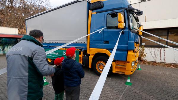 Neu zugelassene Lkw mit Anhänger müssen ab 1. Juli mit einem Abbiegeassistenten ausgestattet sein. Das System zur Überwachung des toten Winkels soll Unfälle mit Fußgängern und Radfahrern verhindern helfen. Zusätzlich sind blinkende Seitenspiegel vorgeschrieben. Die Pflicht gilt ab Juli 2022 auch für Bestandsfahrzeuge.
