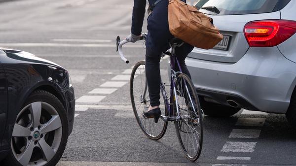 Für Radfahrer ist vorgesehen, durch einen Mindestabstand beim Überholen die Sicherheit zu erhöhen. Künftig müssen Autos beim Überholen einen seitlichen Mindestabstand von 1,5 Metern innerorts und von zwei Metern außerorts einhalten. Bisher schrieb die StVO lediglich einen "ausreichenden Seitenabstand" vor.