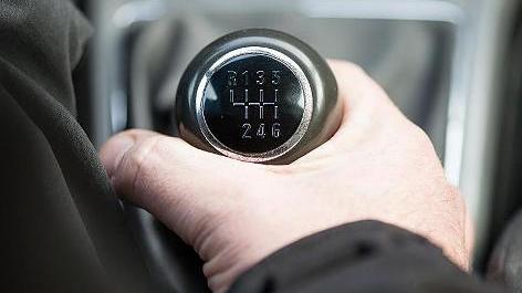 Fahrschüler, die ihre Prüfung auf einem Auto mit Automatik-Getriebe absolvieren, dürfen anschließend nur Automatik-Modelle bewegen. Nun ist geplant, diese Regelung im Sommer 2020 aufzuheben. Um die Beschränkung auf Automatik-Wagen nicht im Führerschein eingetragen zu bekommen, müssen Prüflinge zusätzlich zehn Fahrstunden zu je 45 Minuten mit Handschaltung absolvieren. Im Anschluss soll es eine kurze Prüfung geben.