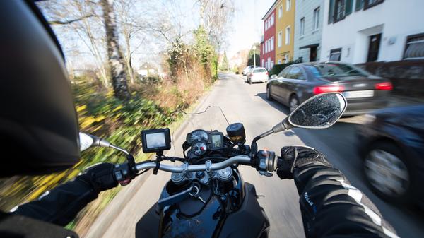 Bis sie ein Motorrad besteigen können, müssen Jugendliche zwar weiter bis zur Volljährigkeit warten. Aber zur Freude so mancher hat der Bundestag bereits Ende Oktober beschlossen, das Mindestalter für Mopedfahrer zu senken. Künftig sollen Jugendliche bereits ab 15 Jahren den Rollerführerschein machen dürfen. Allerdings ist es jedem Bundesland überlassen, diese Neuregelung umzusetzen. Bayerns Innenminister Joachim Herrmann (CSU) hat sich zurückhaltend zu einem möglichen Moped-Führerschein ab 15 Jahren geäußert. "Wir wollen jetzt erstmal das Gesetzgebungsverfahren des Bundes abwarten und uns das Ergebnis dann in aller Ruhe anschauen. Für mich ist jedenfalls klar, dass die Verkehrssicherheit in Bayern höchste Priorität hat", teilte er mit.