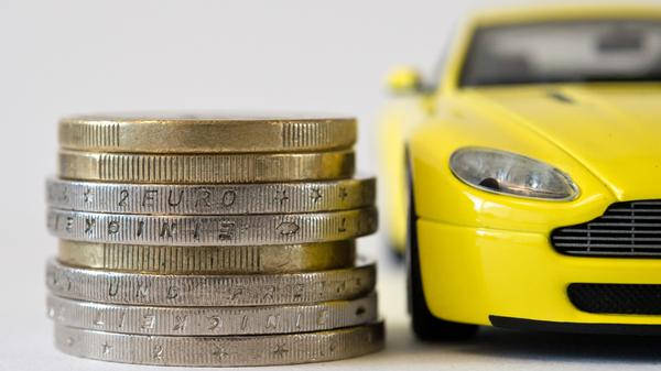 Neben neuen Regionalklassen gibt es mit Beginn des neuen Jahres neue Typklassen bei der Kfz-Haftpflichtversicherung. Gundsätzlich gilt: Je höher Ihr Fahrzeug in Regional- und Typklasse rangiert, desto teurer ist auch die Kfz-Versicherung. Für drei Viertel der Autobesitzer bleibt der Beitrag zur Kfz-Versicherung nach Angaben der Verbraucherzentrale unverändert, für manche wird er sogar günstiger. Besitzer von einigen SUV und Oberklasse-Modellen dagegen müssen mehr bezahlen. In dieser Liste des Gesamtverbands der Deutschen Versicherungswirtschaft können Sie die neue Typklasse Ihres Fahrzeugs herausfinden.