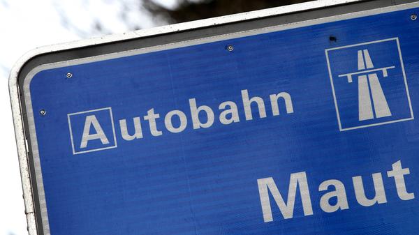 Autofahrer müssen für die Nutzung österreichischer Autobahnen künftig tiefer in die Tasche greifen. Die Pkw-Jahresvignette verteuert sich ab dem 1. Januar 2020 auf 91,10 Euro, die Zwei-Monats-Vignette kostet künftig 27,40, das Zehn-Tages-Pickerl 9,40. Motorradfahrer bezahlen 36,20 Euro, 13,70 und 5,40. Die Jahresvignette für die Schweiz erhöht sich um 1,50 Euro auf 38 Euro.